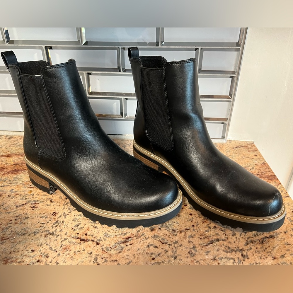 Womens Chelsea style boot